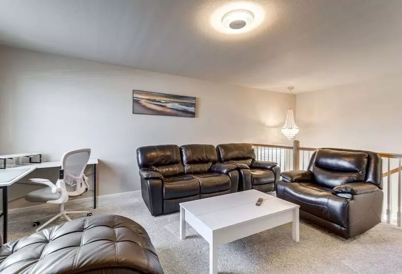 17 Mi To Downtown Denver: Modern Aurora Home!