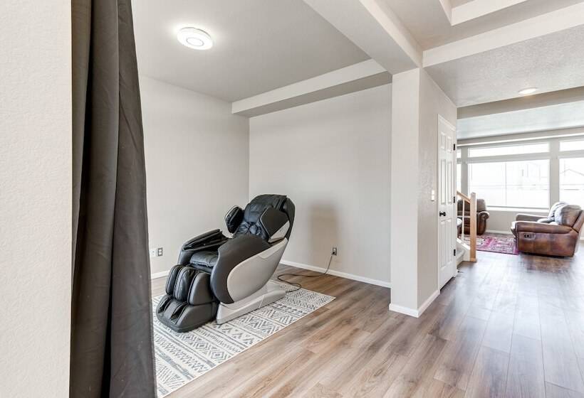 17 Mi To Downtown Denver: Modern Aurora Home!
