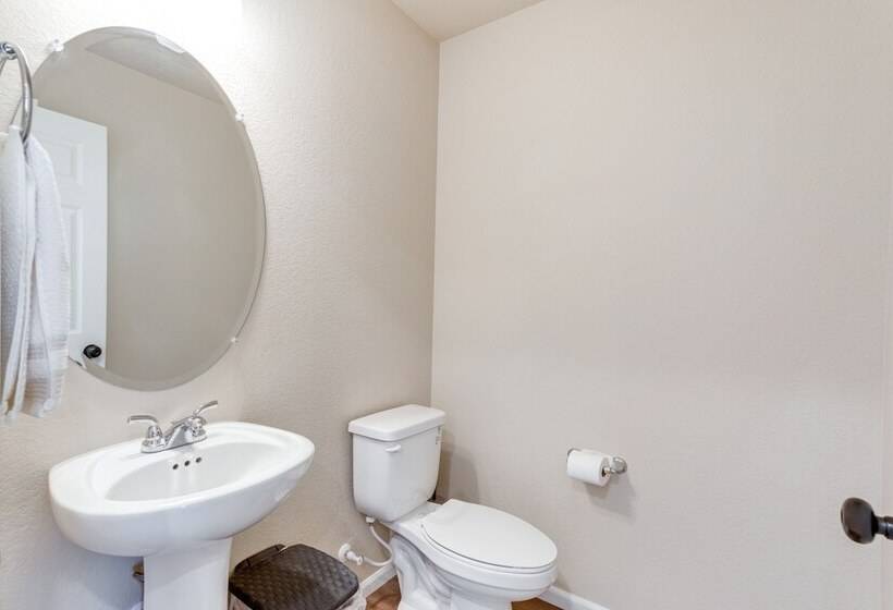 17 Mi To Downtown Denver: Modern Aurora Home!