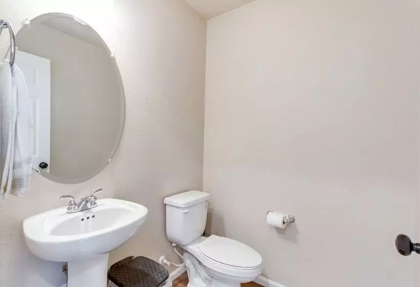 17 Mi To Downtown Denver: Modern Aurora Home!