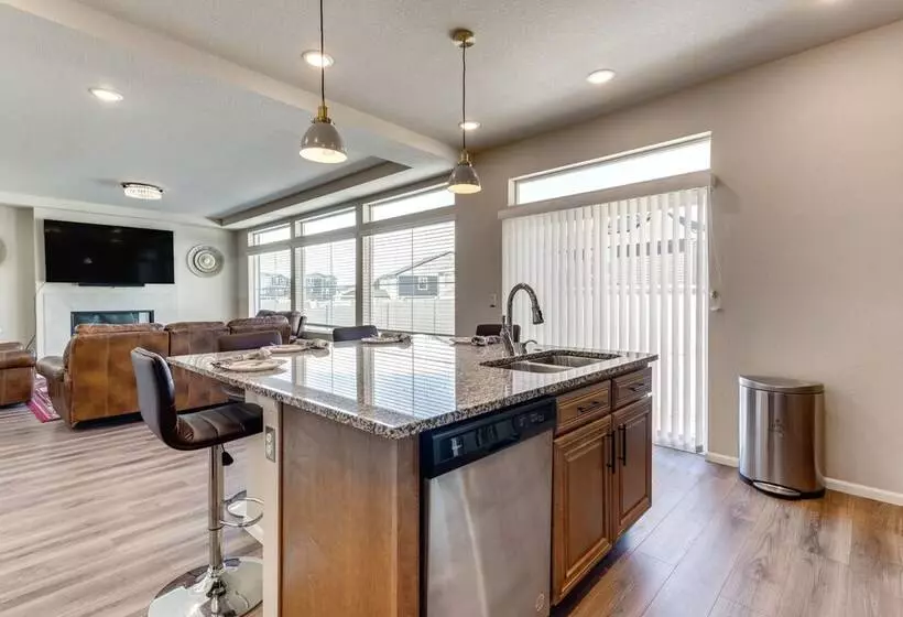 17 Mi To Downtown Denver: Modern Aurora Home!