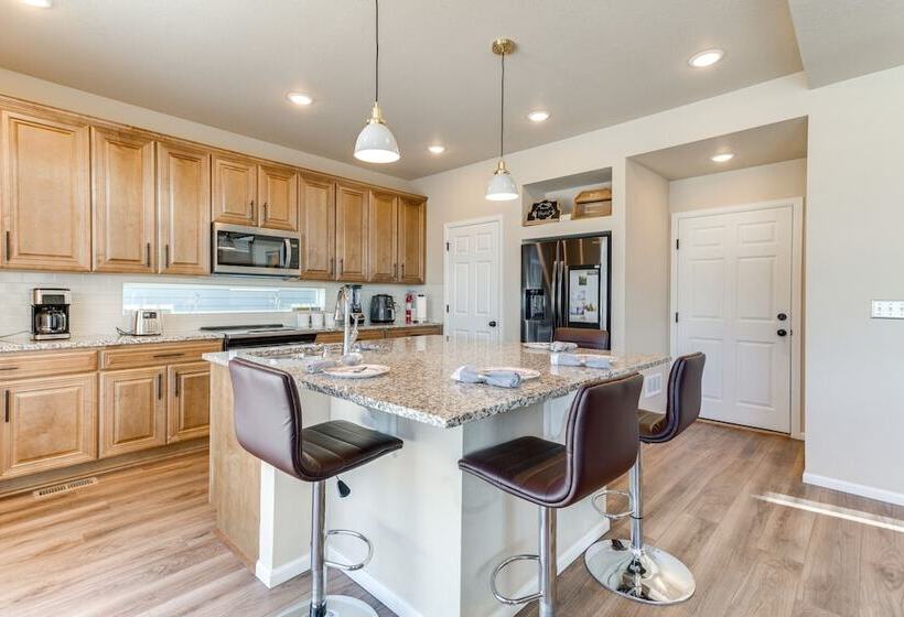 17 Mi To Downtown Denver: Modern Aurora Home!