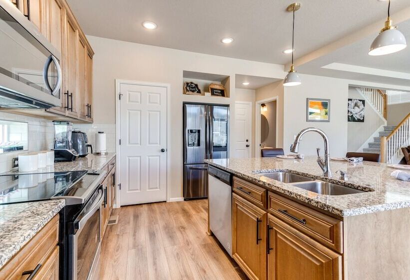 17 Mi To Downtown Denver: Modern Aurora Home!