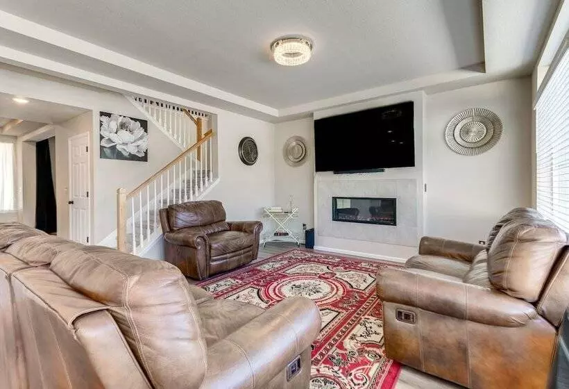 17 Mi To Downtown Denver: Modern Aurora Home!