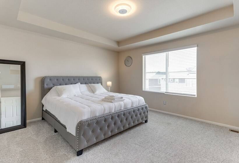 17 Mi To Downtown Denver: Modern Aurora Home!