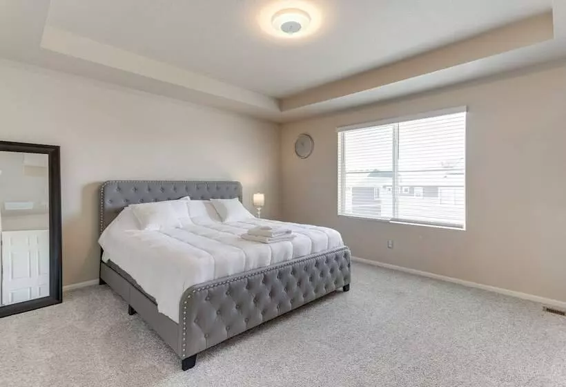 17 Mi To Downtown Denver: Modern Aurora Home!