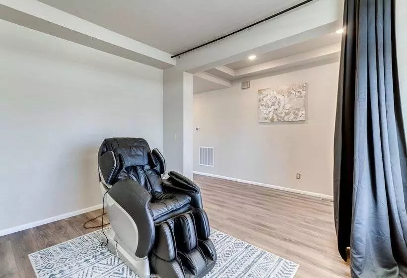 17 Mi To Downtown Denver: Modern Aurora Home!