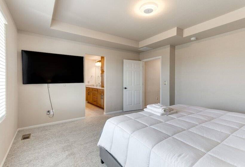 17 Mi To Downtown Denver: Modern Aurora Home!