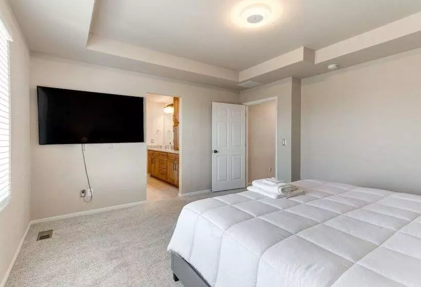 17 Mi To Downtown Denver: Modern Aurora Home!