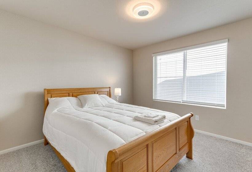 17 Mi To Downtown Denver: Modern Aurora Home!