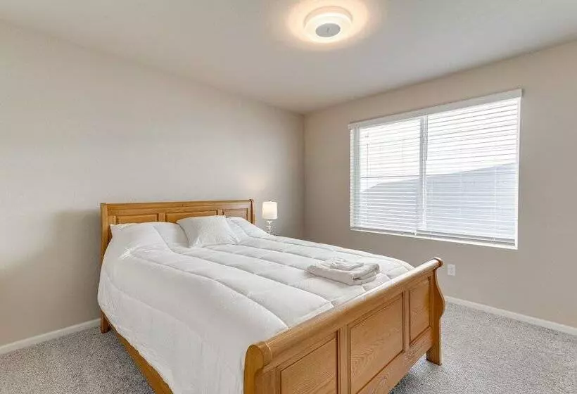 17 Mi To Downtown Denver: Modern Aurora Home!