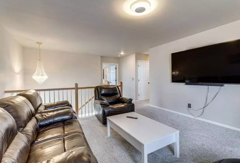 17 Mi To Downtown Denver: Modern Aurora Home!