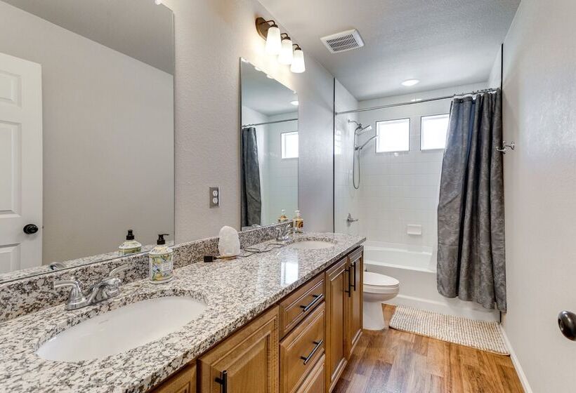 17 Mi To Downtown Denver: Modern Aurora Home!