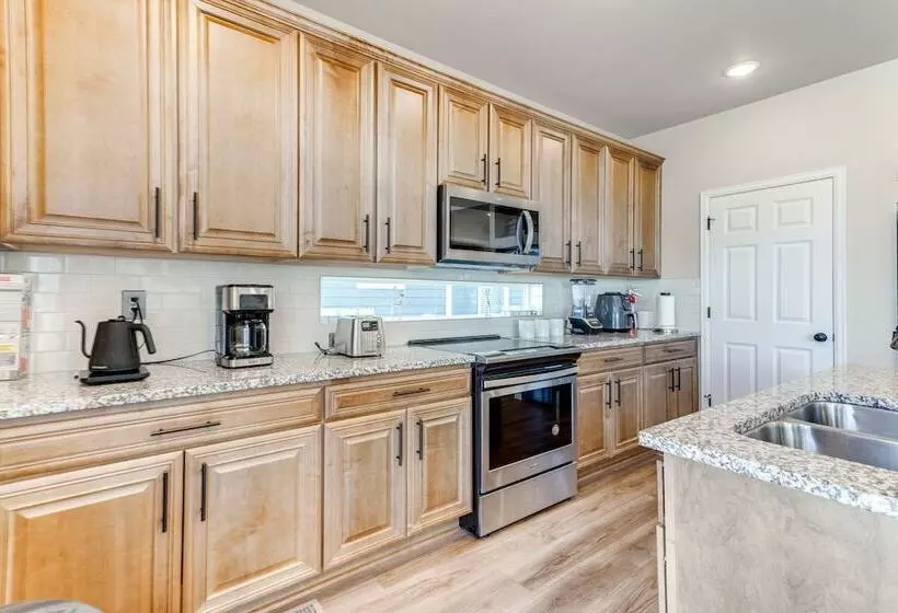 17 Mi To Downtown Denver: Modern Aurora Home!