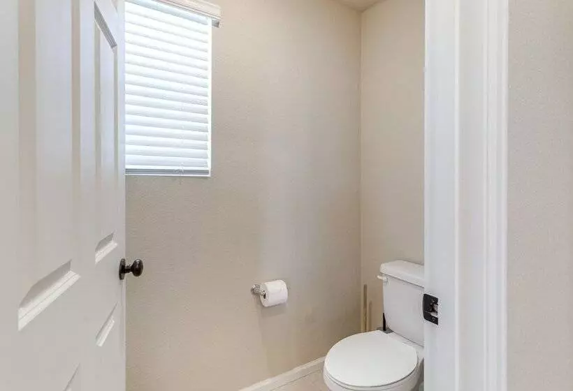 17 Mi To Downtown Denver: Modern Aurora Home!