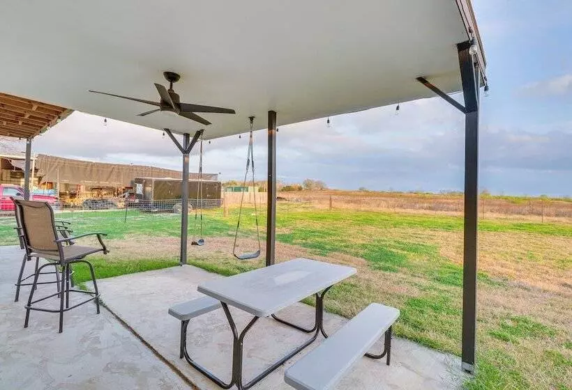 Modern Farmhouse In Del Valle: Rural Setting!