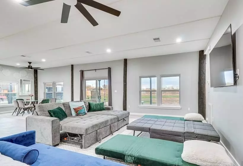 Modern Farmhouse In Del Valle: Rural Setting!