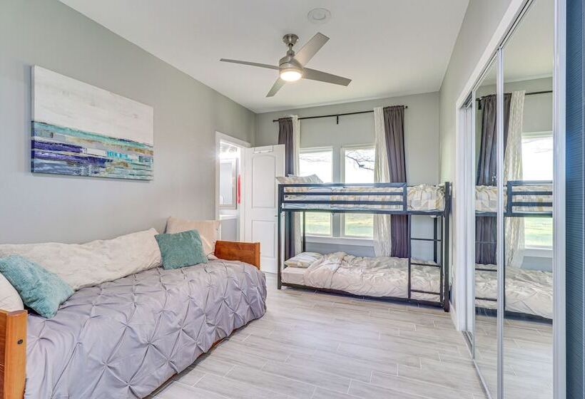 Modern Farmhouse In Del Valle: Rural Setting!