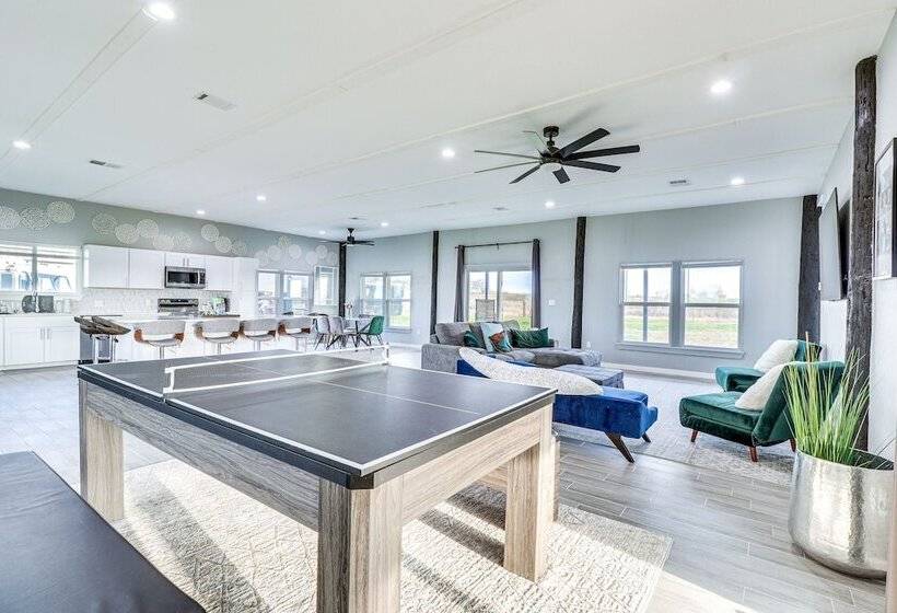 Modern Farmhouse In Del Valle: Rural Setting!