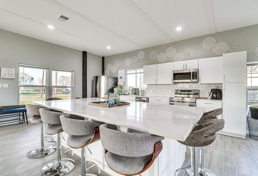 Modern Farmhouse In Del Valle: Rural Setting!