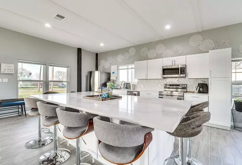 Modern Farmhouse In Del Valle: Rural Setting!