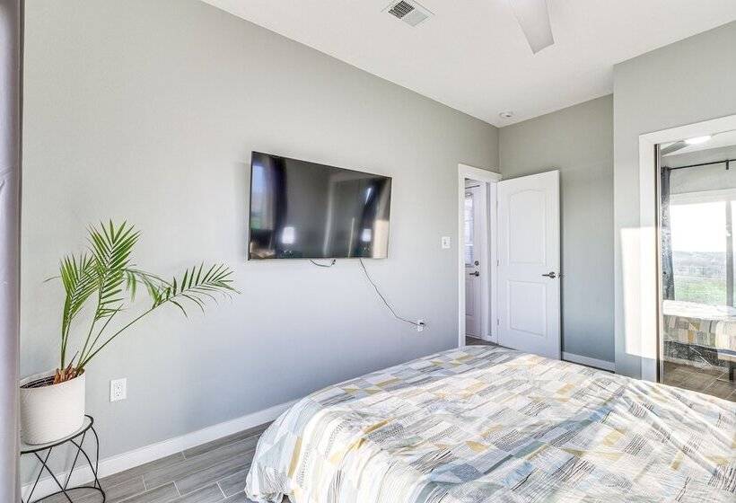 Modern Farmhouse In Del Valle: Rural Setting!