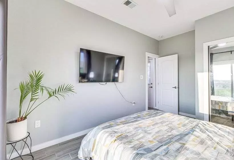 Modern Farmhouse In Del Valle: Rural Setting!