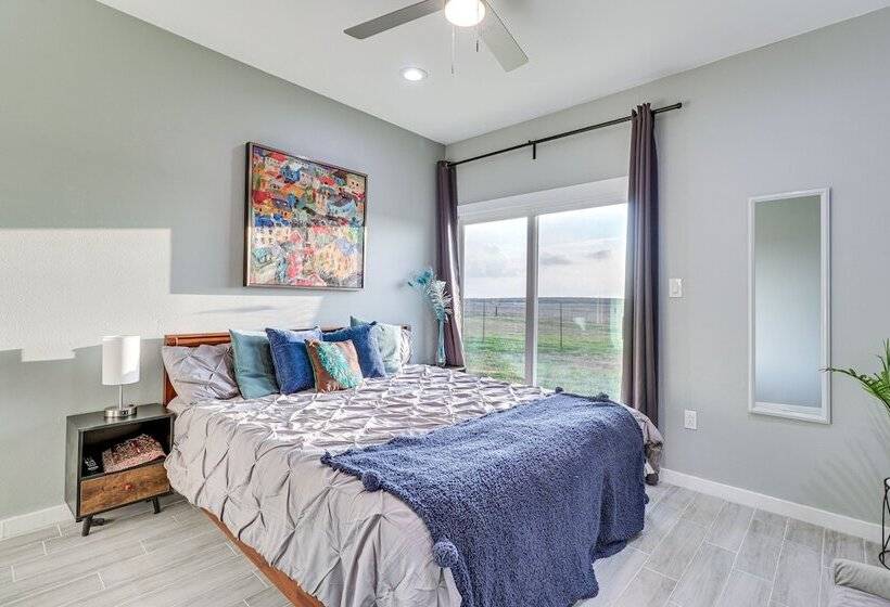 Modern Farmhouse In Del Valle: Rural Setting!