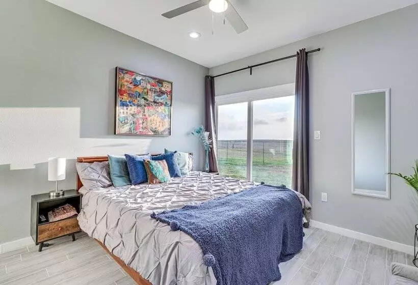 Modern Farmhouse In Del Valle: Rural Setting!