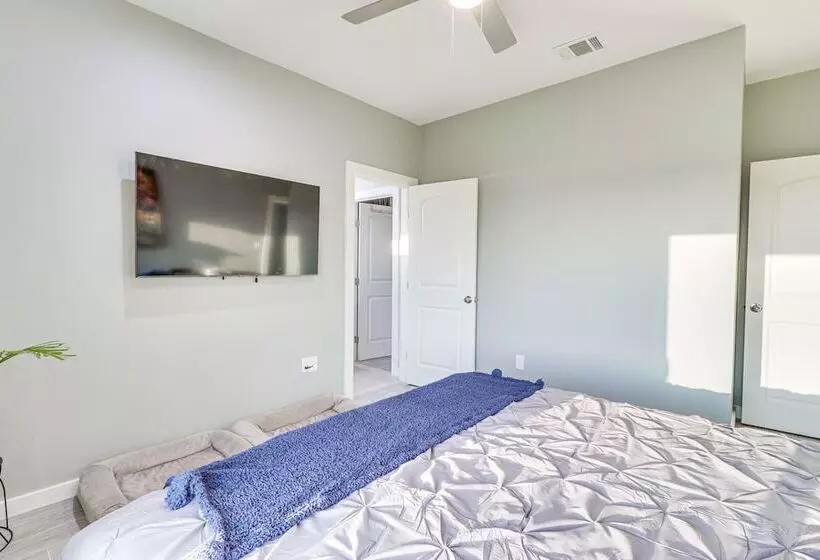 Modern Farmhouse In Del Valle: Rural Setting!