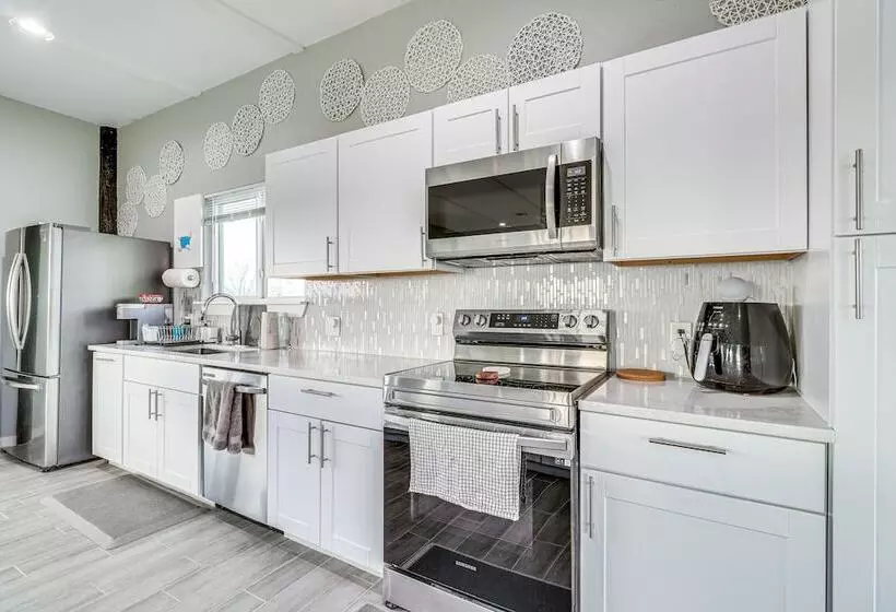 Modern Farmhouse In Del Valle: Rural Setting!