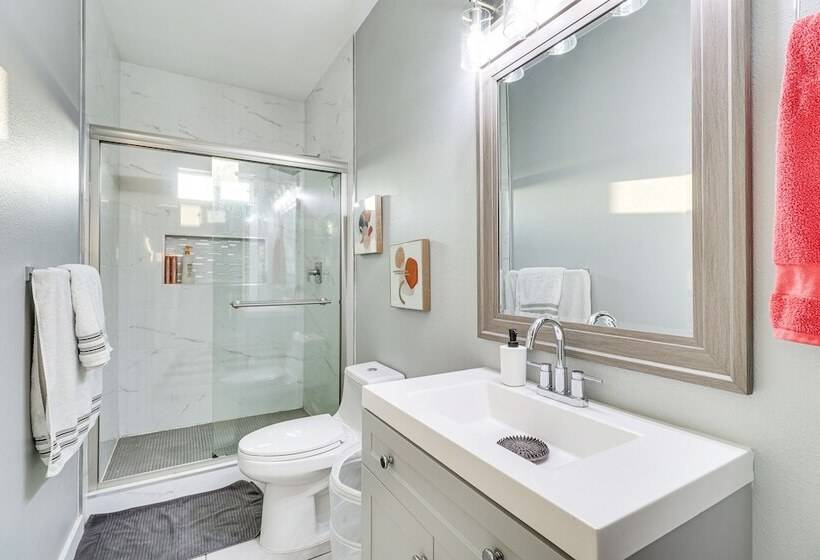 Modern Farmhouse In Del Valle: Rural Setting!