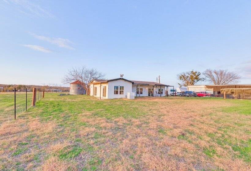 Modern Farmhouse In Del Valle: Rural Setting!