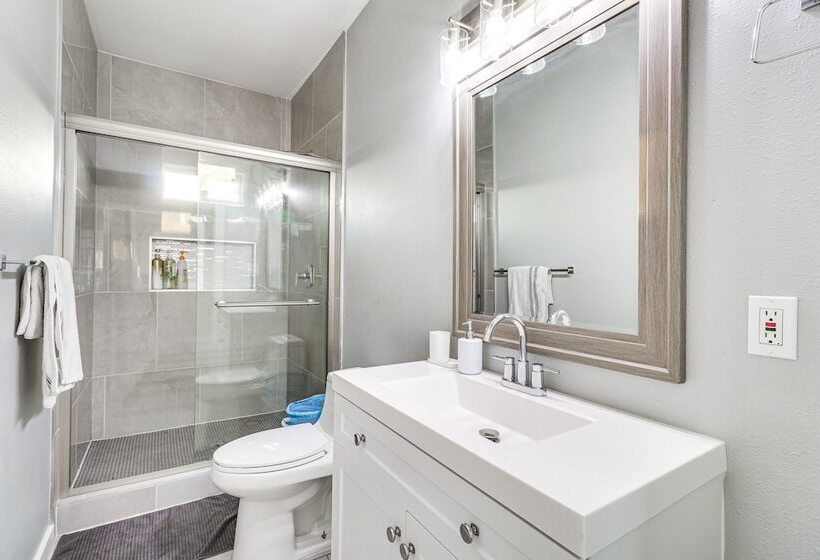 Modern Farmhouse In Del Valle: Rural Setting!