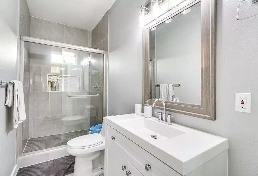 Modern Farmhouse In Del Valle: Rural Setting!