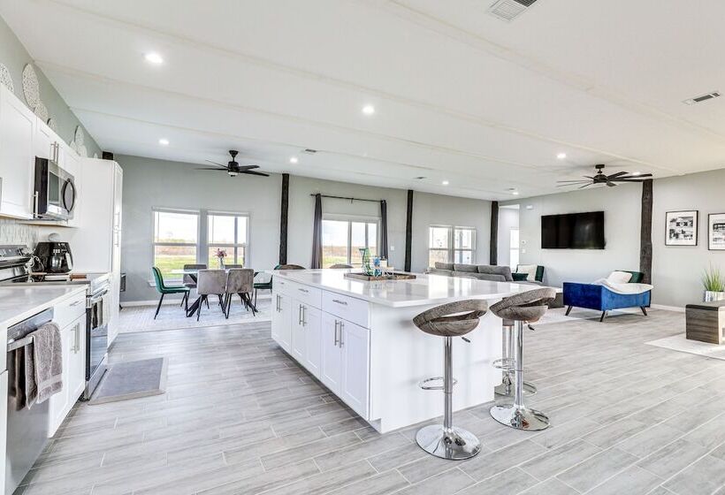 Modern Farmhouse In Del Valle: Rural Setting!