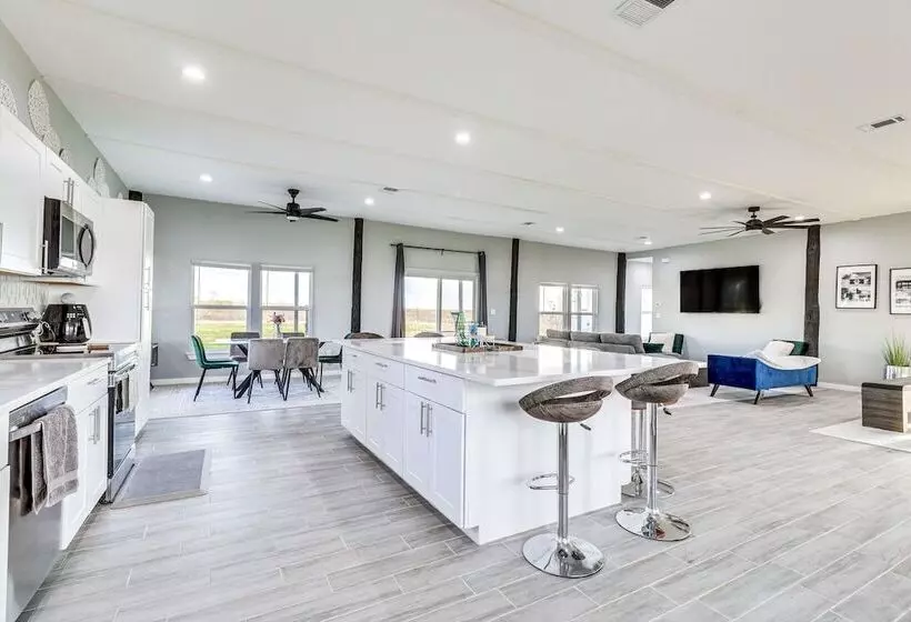 Modern Farmhouse In Del Valle: Rural Setting!