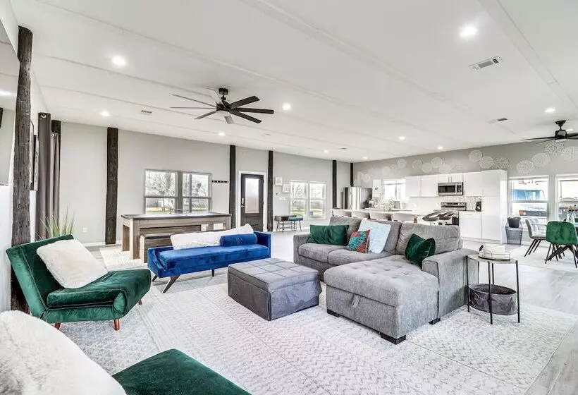 Modern Farmhouse In Del Valle: Rural Setting!