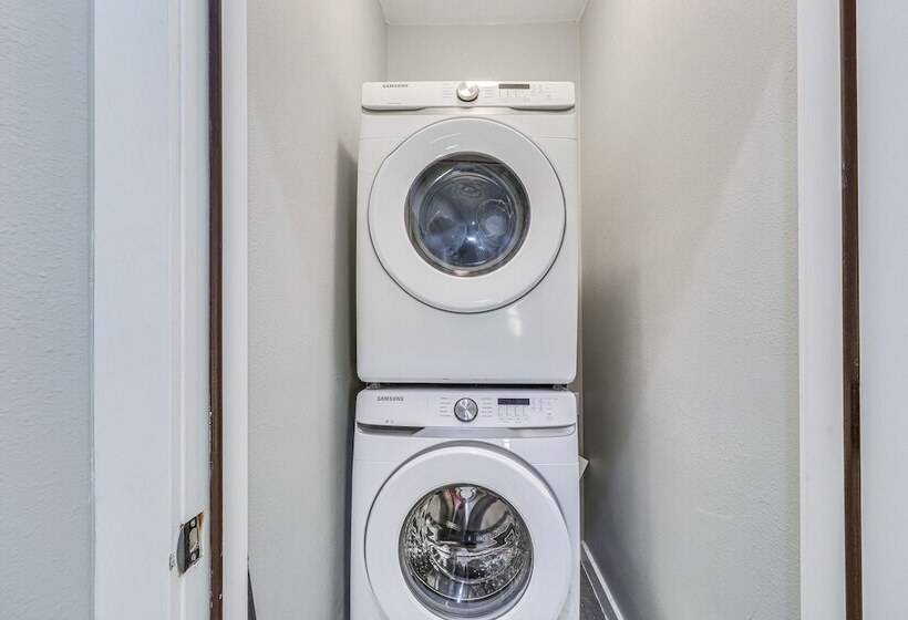 Modern Farmhouse In Del Valle: Rural Setting!