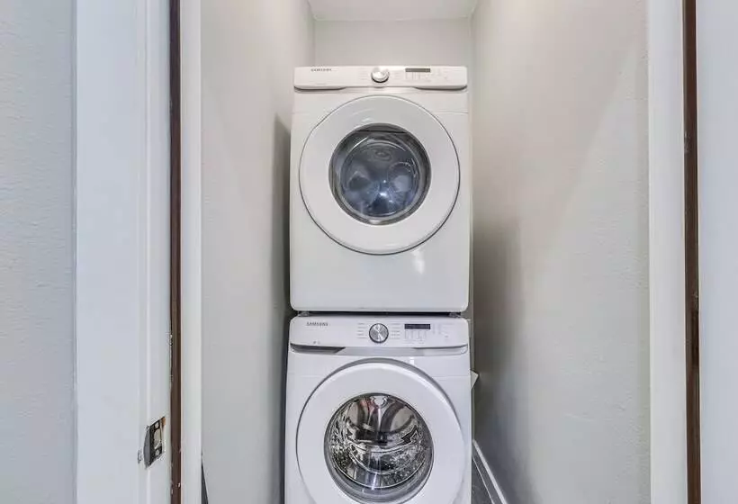 Modern Farmhouse In Del Valle: Rural Setting!