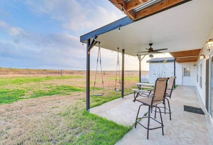Modern Farmhouse In Del Valle: Rural Setting!