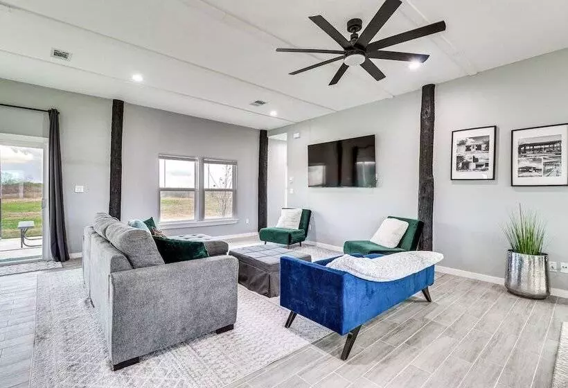 Modern Farmhouse In Del Valle: Rural Setting!