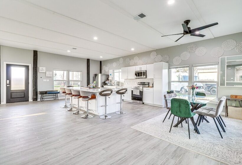 Modern Farmhouse In Del Valle: Rural Setting!