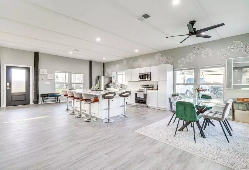 Modern Farmhouse In Del Valle: Rural Setting!