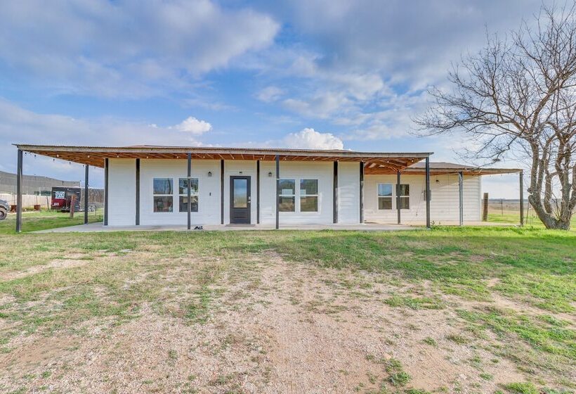 Modern Farmhouse In Del Valle: Rural Setting!