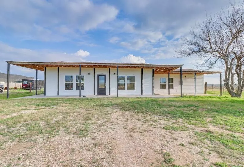 Modern Farmhouse In Del Valle: Rural Setting!