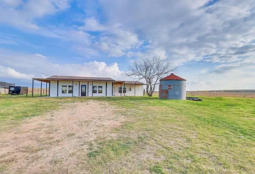 Modern Farmhouse In Del Valle: Rural Setting!