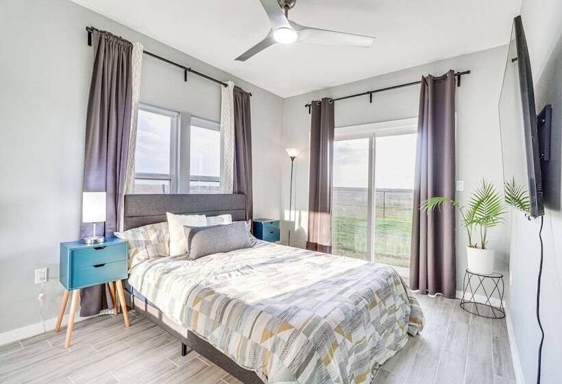 Modern Farmhouse In Del Valle: Rural Setting!