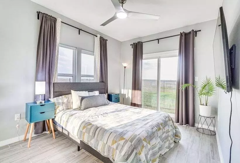 Modern Farmhouse In Del Valle: Rural Setting!