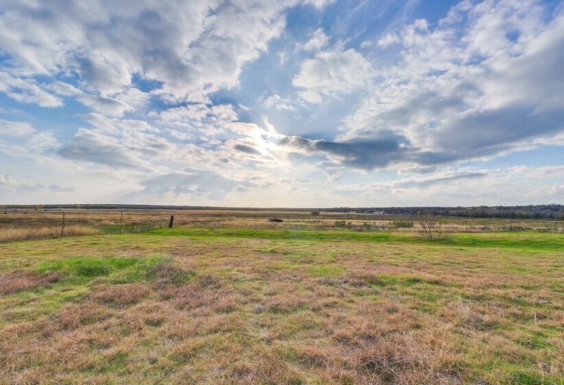 Modern Farmhouse In Del Valle: Rural Setting!